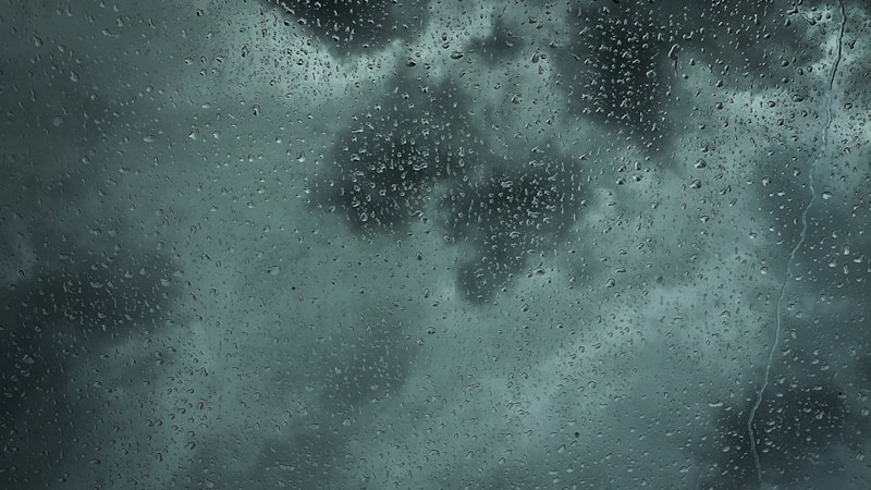 rainとrainyの違いは？意味と使い分けを例文で確認