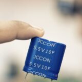 コンデンサーとコンデンサの違いは？呼び方の理由までわかる入門ガイド