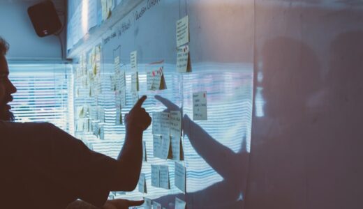 ストラテジストとアナリストの違いは？役割と向いている人を整理