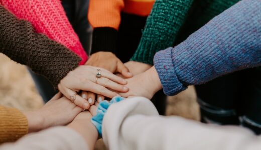 フォローとサポートの違いをやさしく整理！役割と使い分けがわかる