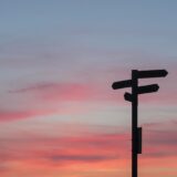 towardとtowardsの違いは？地域別の使い分けと選び方を解説