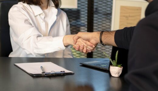 employとhireの違いは？使い分けと例文をわかりやすく解説