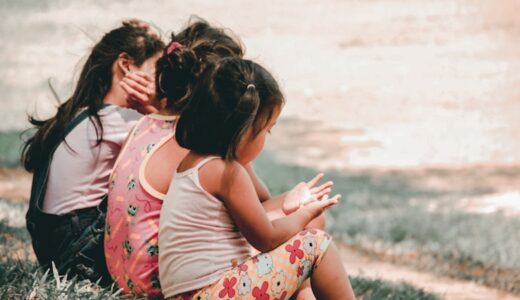 kidとchildの違いは？場面別の使い分けと例文を解説