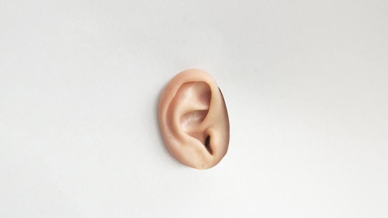 hearとlistenの違いは?例文と使い分けのコツを解説