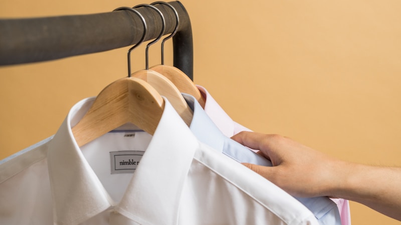 wearとputonの違いは？動作と状態を例文でつかむ