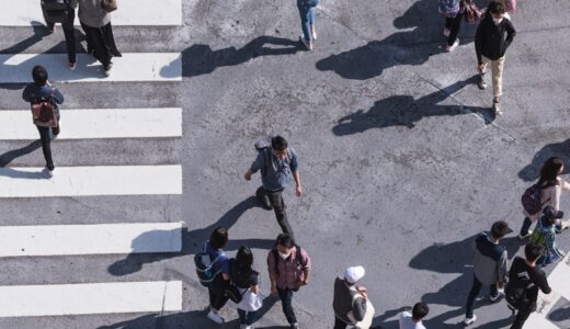 crowdとcrowdedの違いは？意味と使い分けを例文で確認